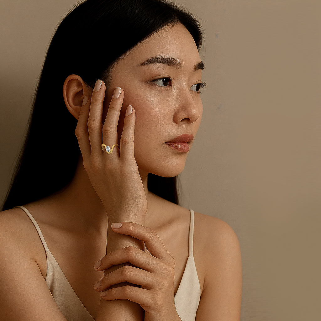 Oval  Luna  Curve Ring in Yellow Gold