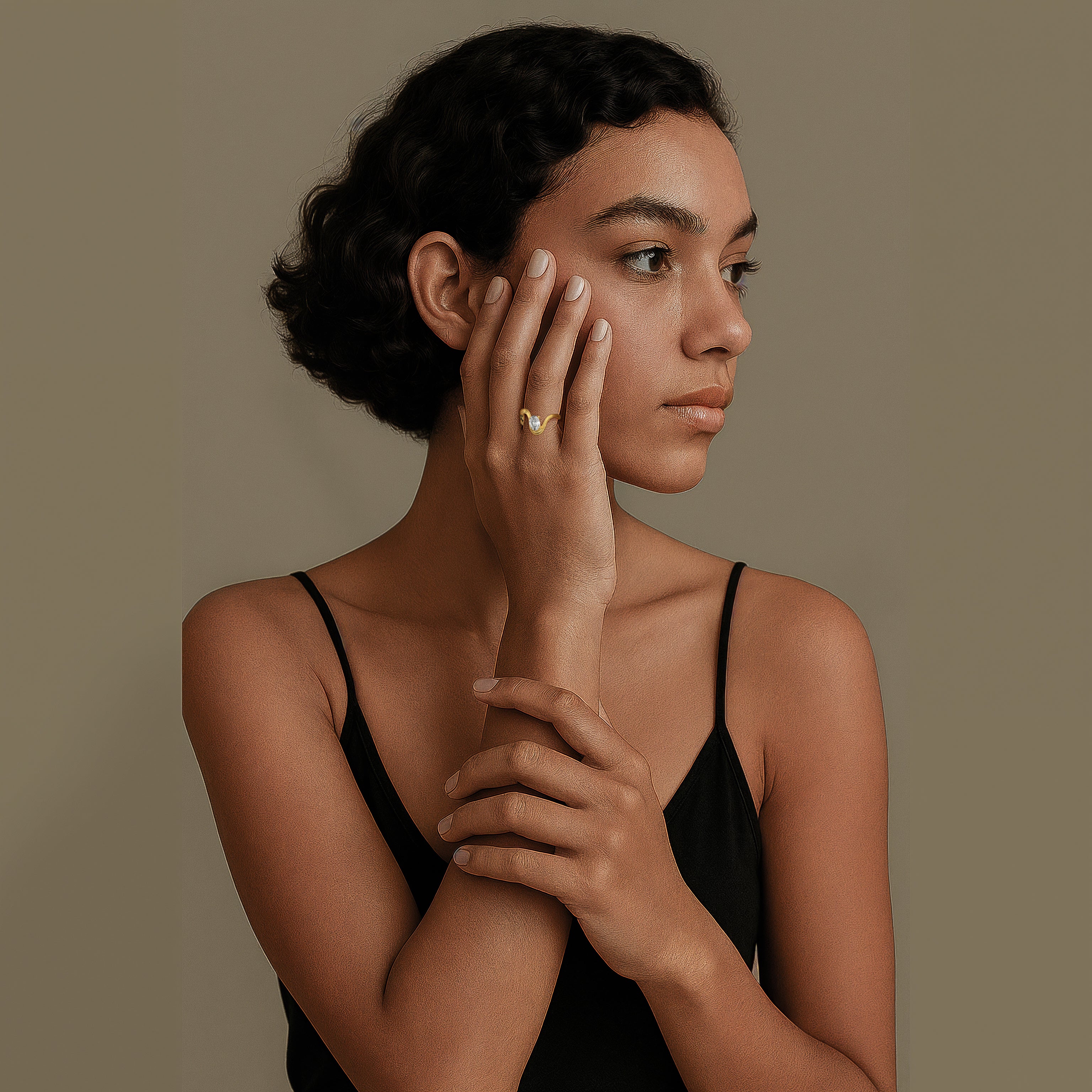 Oval  Luna  Curve Ring in Yellow Gold